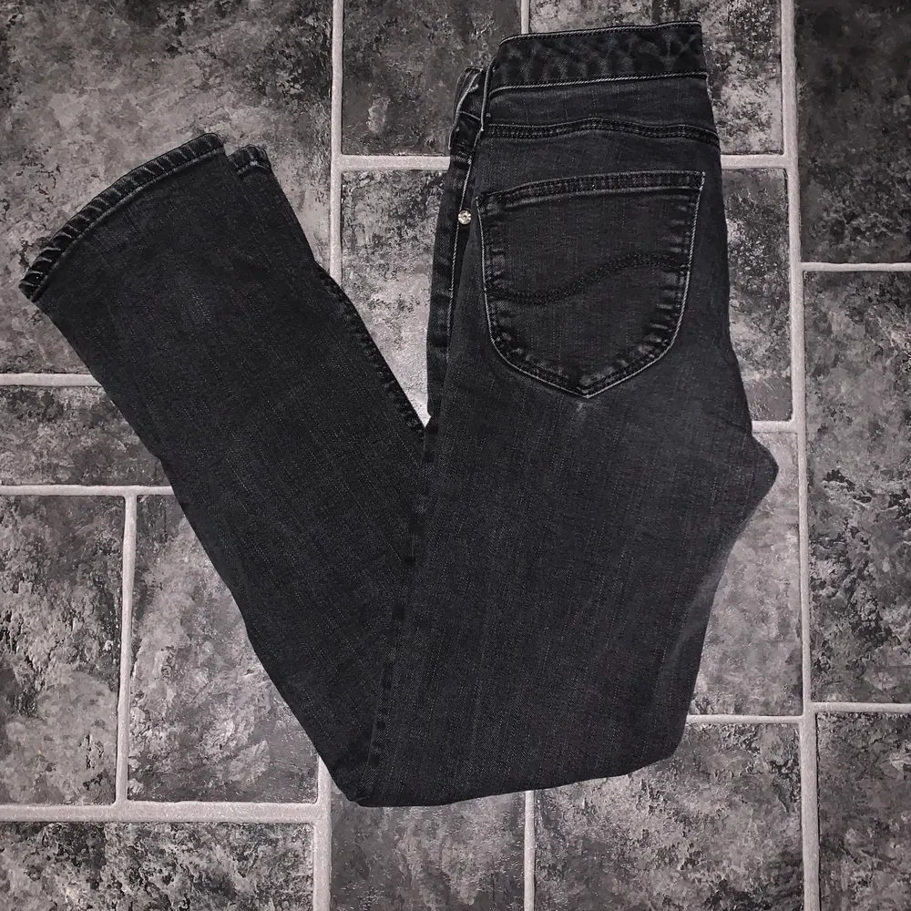 Jag säljer ett par lee jeans i washed black, färgen är mer lik på första bilden. De är köpta secondhand men har aldrig kommit till användning då det inte varit min stil. De är i bra kvalitet, jeans material med lite stretch. Tar emot swish, köparen står för frakt :)). Jeans & Byxor.