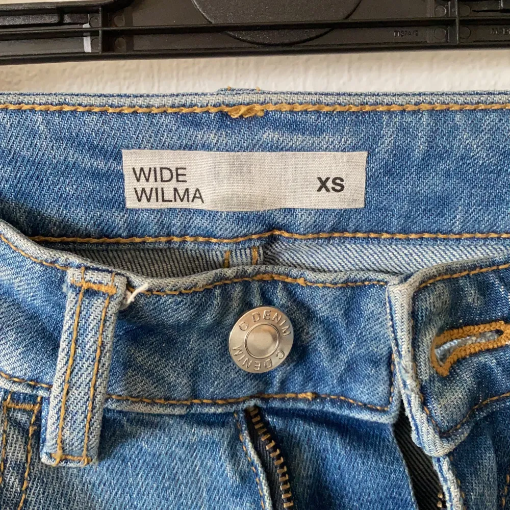 Säljer dessa wide jeans från Cubus i strl Xs. Använda ett fåtal ggr, men säljer pga att de tyvärr blivit för små. Nypris: 499kr. Kontakta mig vid intresse eller frågor💕💕 pris går att diskuteras😊. Jeans & Byxor.