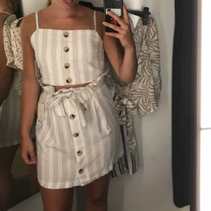 Linne set - Jättefin kjol och topp från Gina tricot! Vitt med beiga ränder i 100% linne. Toppen är i storlek 36 och kjolen är i 38, säljer då det är lite för litet för mig. 120 kr styck eller 200 kr för båda🤍