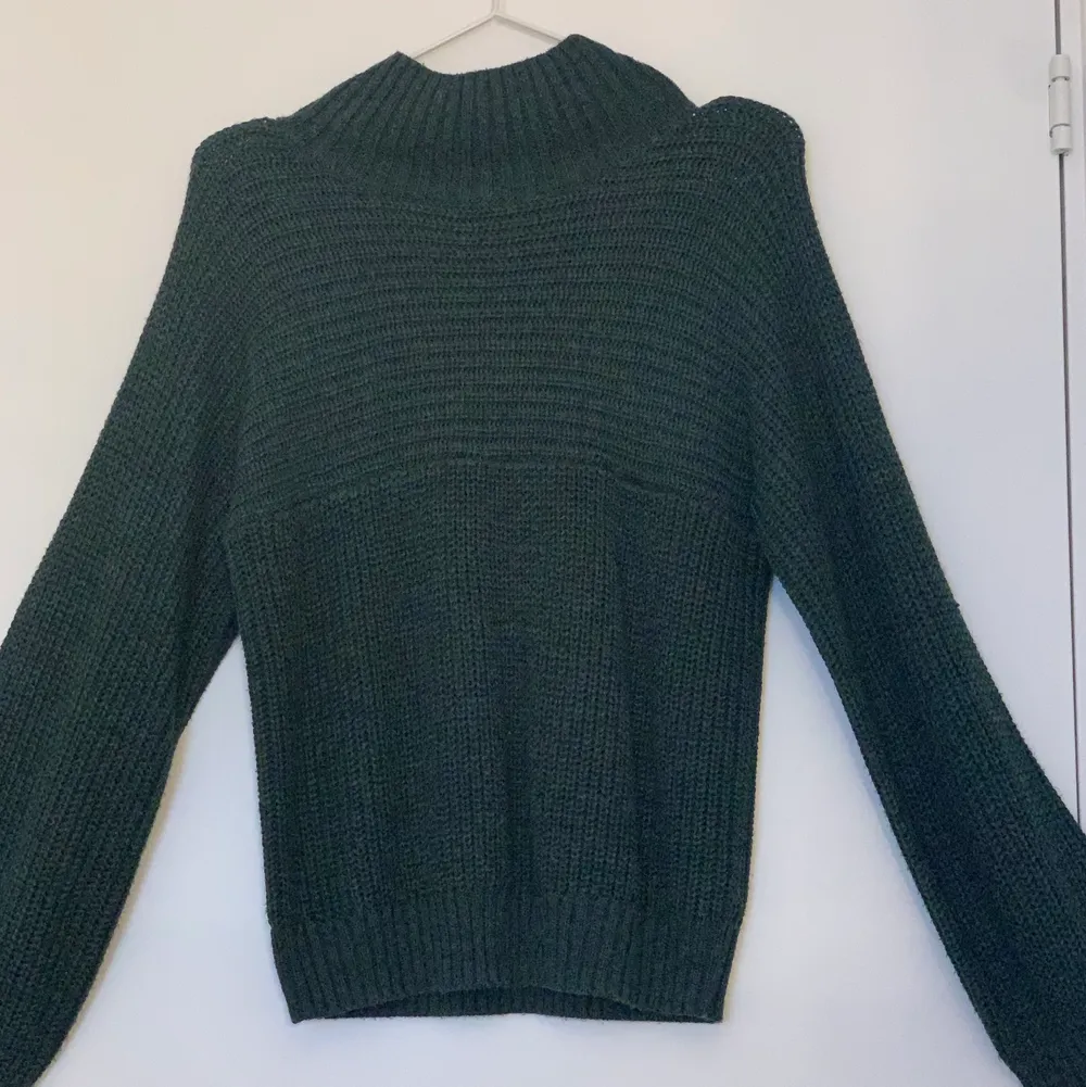 Sparsamt använd stickad tröja från Monki i en fin mörkgrön färg 💕💕💕 storlek XXS men är oversized i modellen. . Stickat.