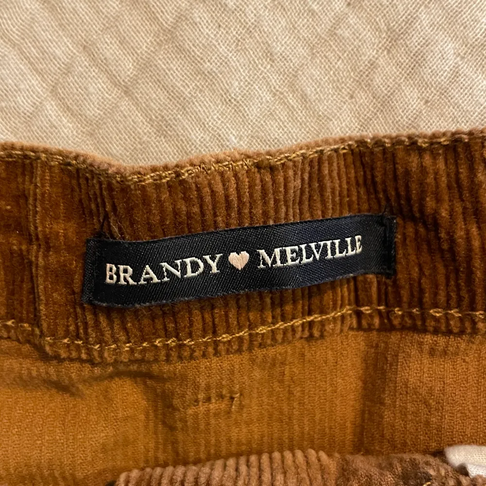 Corduroy kjol från Brandy Melville. Köparen står för frakt 📦 Skick: 10/10. Kjolar.