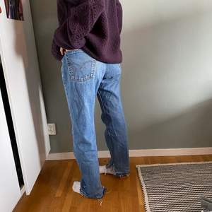 Snygga och långa jeans från Levi’s köpta här på plick men tyvärr förstora för mig!! Köpta för 420kr men säljer för endast 250kr💕💕 Hör av dig om du har frågor eller om du vill ha fler bilder!!