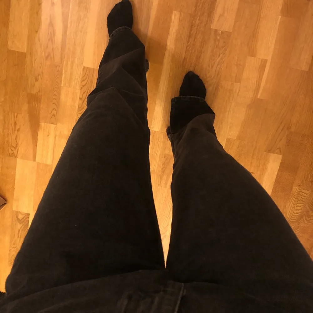 Populära svartgråa jeans med slits ifrån Pull&Bear. Ganska raka i modellen med slits på insidan . Jeans & Byxor.