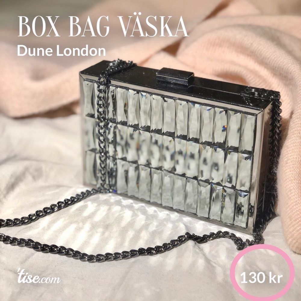 En superfin box bag väska från Dune London, NYPRIS ca. 789 SEK. säljer den nu för 130kr, då jag behöver bli av med grejer. Köpt i London, men inte kommit till användning. Axelbandet är lagom långt. Perfekt till fest som till vardags! Mjuk mocka imitation på baksidan, så det inte skrapar mot plagg! Kommer med dust bag 🙌🏼Köparen står för frakt! 📩. Accessoarer.