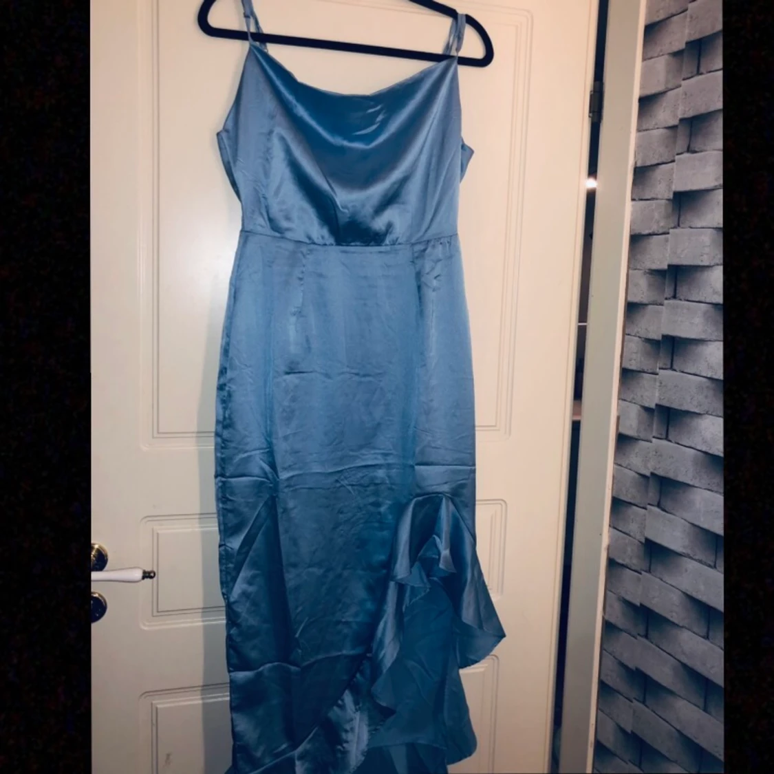 Blå satinklänning från missguided