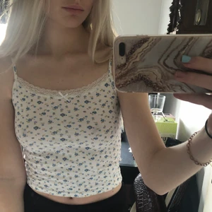 Blommigt linne - Jätte gulligt linne med spets. Säljer då den är för liten för mig.☺️använd fåtal gånger