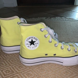 Gula converse skor (knappt använda) - Gula converse skor, använda vid 4-5 tillfällen. Säljer för att jag inte fått användning för dom då jag redan har andra skor. Storlek 37. FRIFRAKT!
