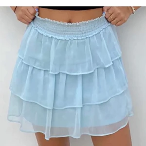 Ljusblå kjol HM - Intressekoll på denna populära kjol ifrån HM. Storlek XS men passar mig som annars har S/M, säljer endast vid bra bud💕 (första bilden är lånad)