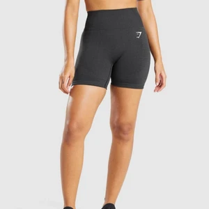Gymshark shorts  - Säljer mina vital seamless shorts, storlek xs. Älskar dom, det finns inga defekter eller slitningar, utan de kommer bara inte till användning. De är väldigt stretchiga och passar därför de som annars har storlek S.  Kan skicka fler bilder via meddelande om så önskas :) Orginal pris: 450 + 60kr frakt  Säljer för: 210 + 48kr frakt