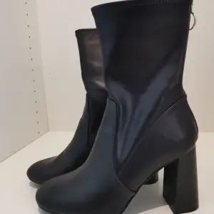Svarta, högklackade boots Från H&M i storlek 40. Oanvända 🖤✨ Gratis frakt 💕