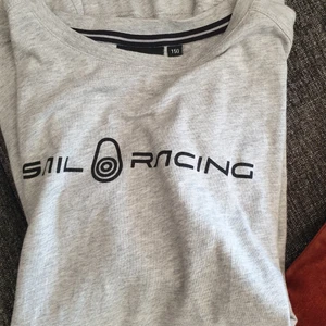 Sail Racing Tshirt - Vuxit ur plagget mkt fräscht skick