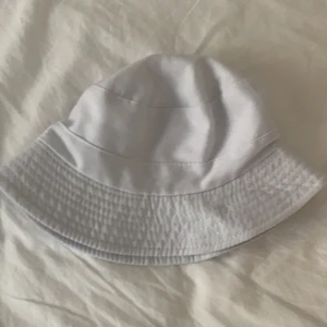 Hatt - En vit fiskehatt jätte fin och perfekt till sommaren, denna är i jättebra skick och har endast använt den 1 gång den är i storlek one size💞💞💞
