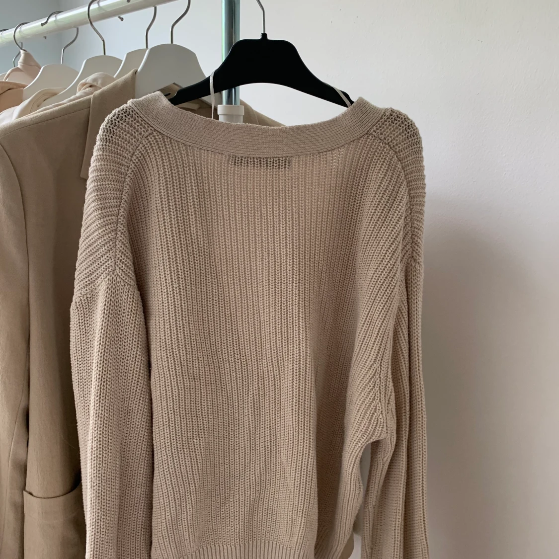 Stickad tröja med knappar.  - 90