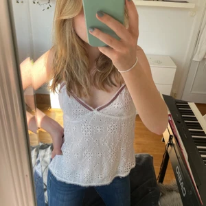 Sommarlinne - Säljer detta drömmiga limited edition linne från zara som nypris kostade 559kr, finns alltså inte längre att köpa. På bilden har jag på mig i XS men säljer en oanvänd likadan i storlek M som var för stor för mig. Sååååå himla fint nu på sommaren, lite cottagecore vibe!!😍 köparen står för frakt💕