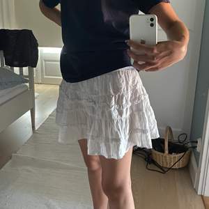 Säljer denna jättefina kjol med massor av fina detaljer! Finns ingen storlek men skulle säga att den passar XS-S😍 perfekt nu i sommar!