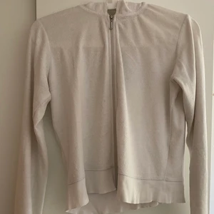 Juicy Couture kofta - En juicy couture kofta i storlek L. Passar mig som har S i klädstorlek. Ärmarna längs ut har gått lite sönder se bild 2 