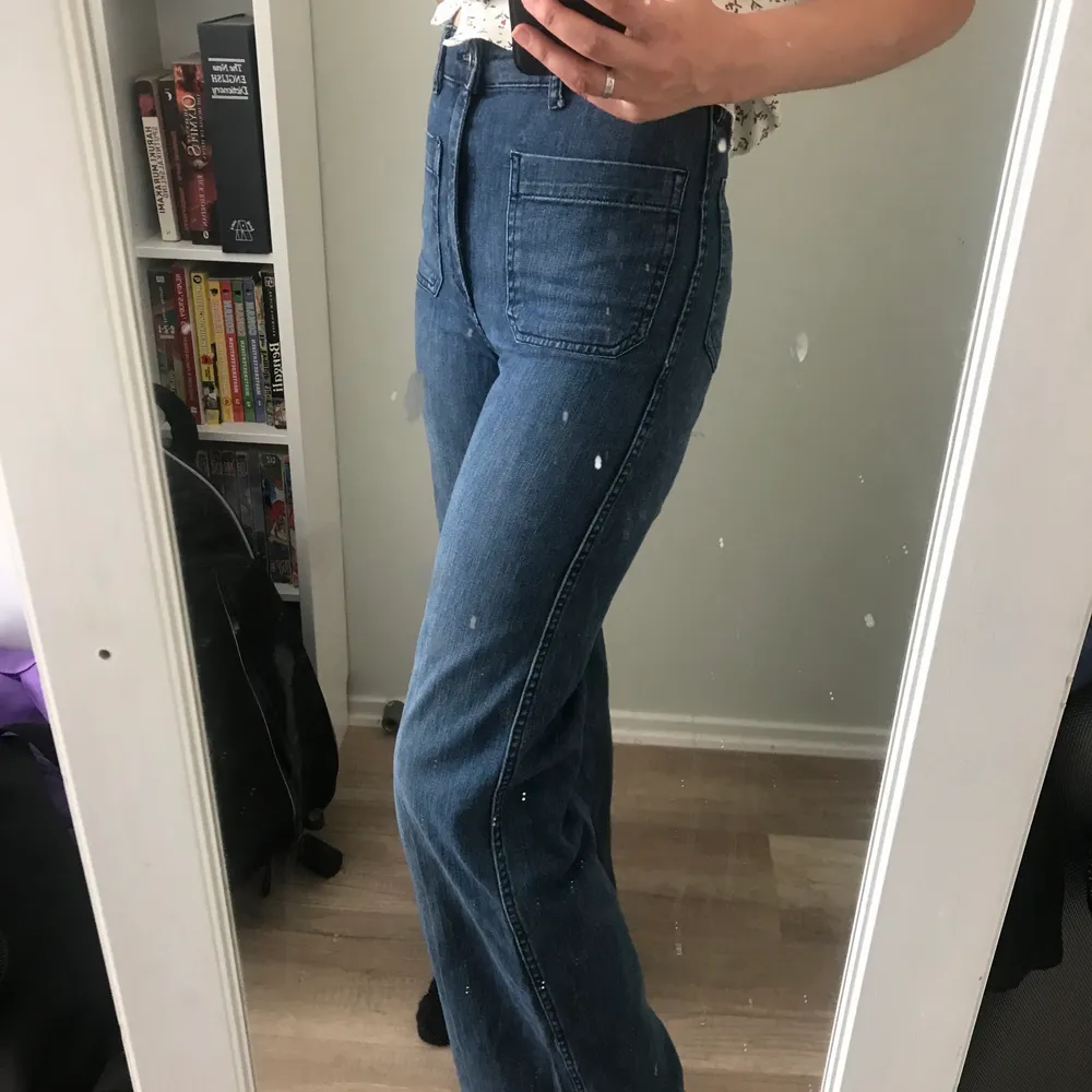 Utsvängda jeans, stretchiga runt magen så dom är väldigt sköna att använda. . Jeans & Byxor.