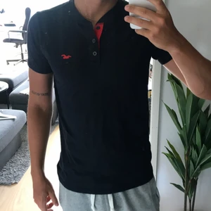 Hollister t-shirt storlek M - Hollister t-shirt i fint skick, storlek M. Billigare vid snabb affär.