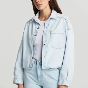 Jeansjacka 💙 - Helt ny supersnygg ljusblå jeansjacka från Gina Tricot! Tunn och skön till sommaren, har inte lappen kvar tyvärr. Storlek M, men oversize så den passar bra på även S-L. 