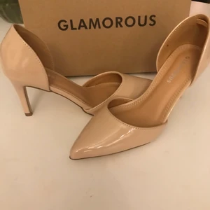 Beigea Klackar stl 36 oanvända! - Oanvända klackar i ljusare beige i storlek 36, så snygga till fest men även till vardags med jeans. Inköpta på Nelly. Höjden på klacken är 5 cm.