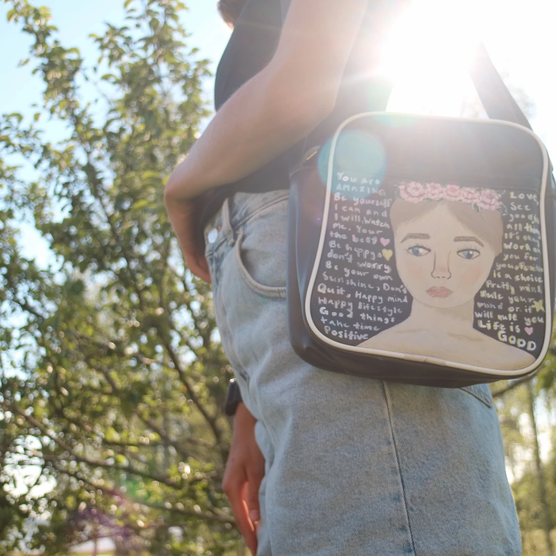 Svart läderväska med tryck  - 90