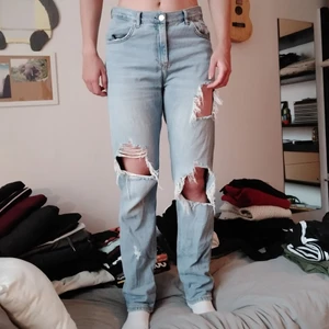 Ripped Jeans - Färgmässigt som första och sista bilden ihop