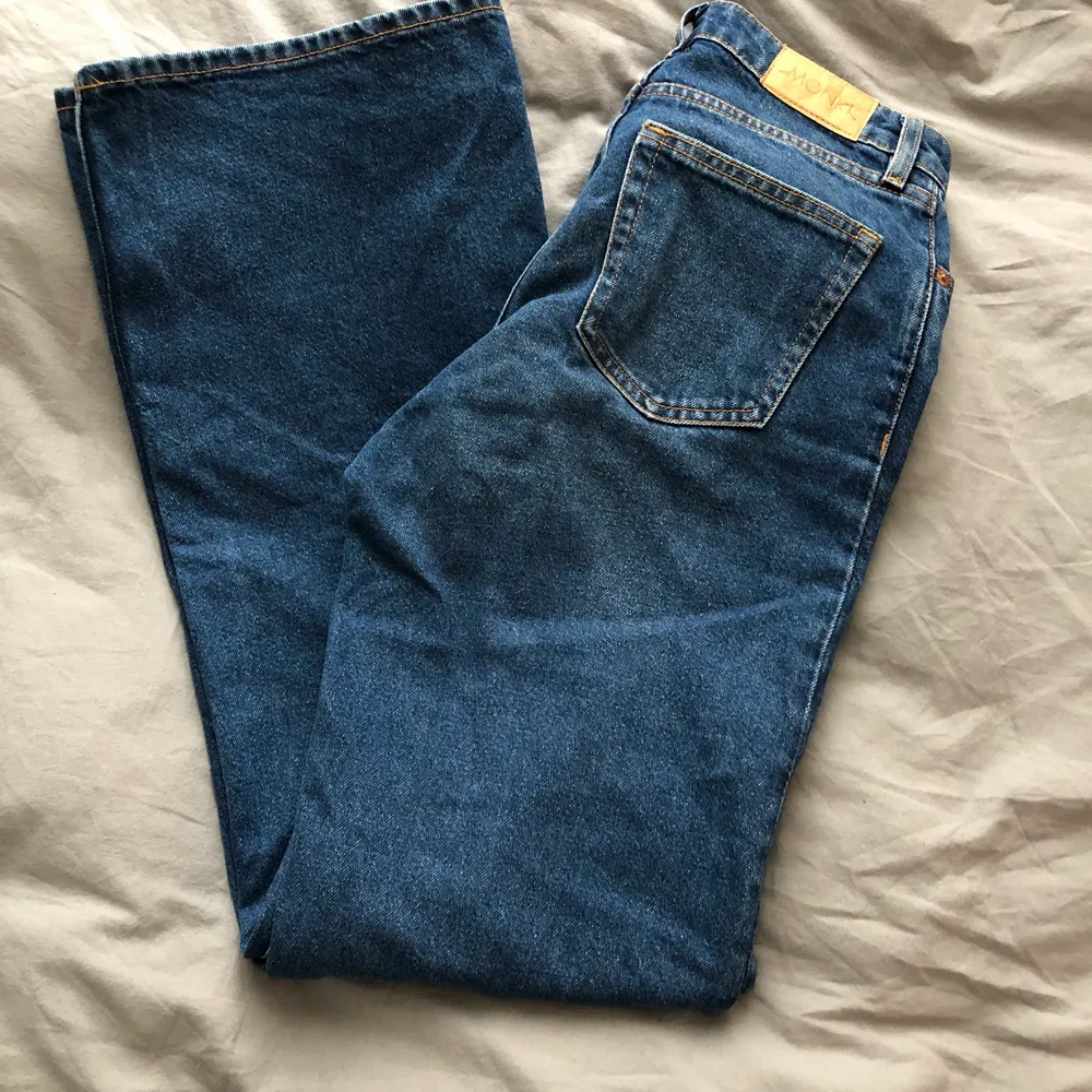 - Monki jeans, marinblåa - storlek 26 (XS/S) - Använda några gånger men bra kvalitet. - Jag är 175 cm.  - Frakt 66kr - Betalning via swish.. Jeans & Byxor.