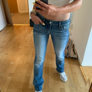 Crocker jeans  - Skit snygga croker jeans med låg midja i fin blå färg. Jätte skönt mjukt tyg som är försiktig använda. Slängar enbart pga brist på utrymme😩Det finns fler bilder på passform och slutningen/benen, så bara att fråga! 