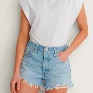 Levi's 501 high rise shorts  - Helt nya och oanvända Levi's shorts, 501 high rise i storlek W30. Köpte dem i vintras inför sommaren men jag har gått ner i vikt sedan dess så de är helt enkelt för stora för mig.