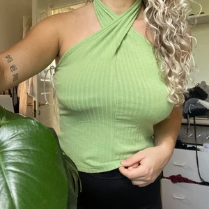 Grön halterneck - Aldrig använd! Knyts med en knut i nacken💛