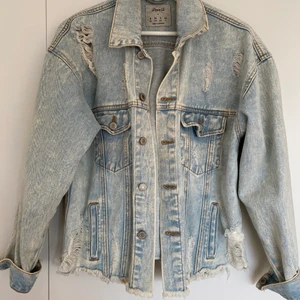Jeanjacka - Jeansjacka i stentvätt, storlek 36. Köparen står för frakt :)