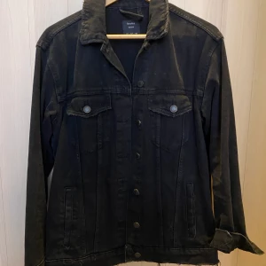Jeans Jacka Bershka - Trendig jacka från Bershka som inte säljs längre. Storlek S men den är lite oversized så passar XS/S/M. Använd fåtal gånger 