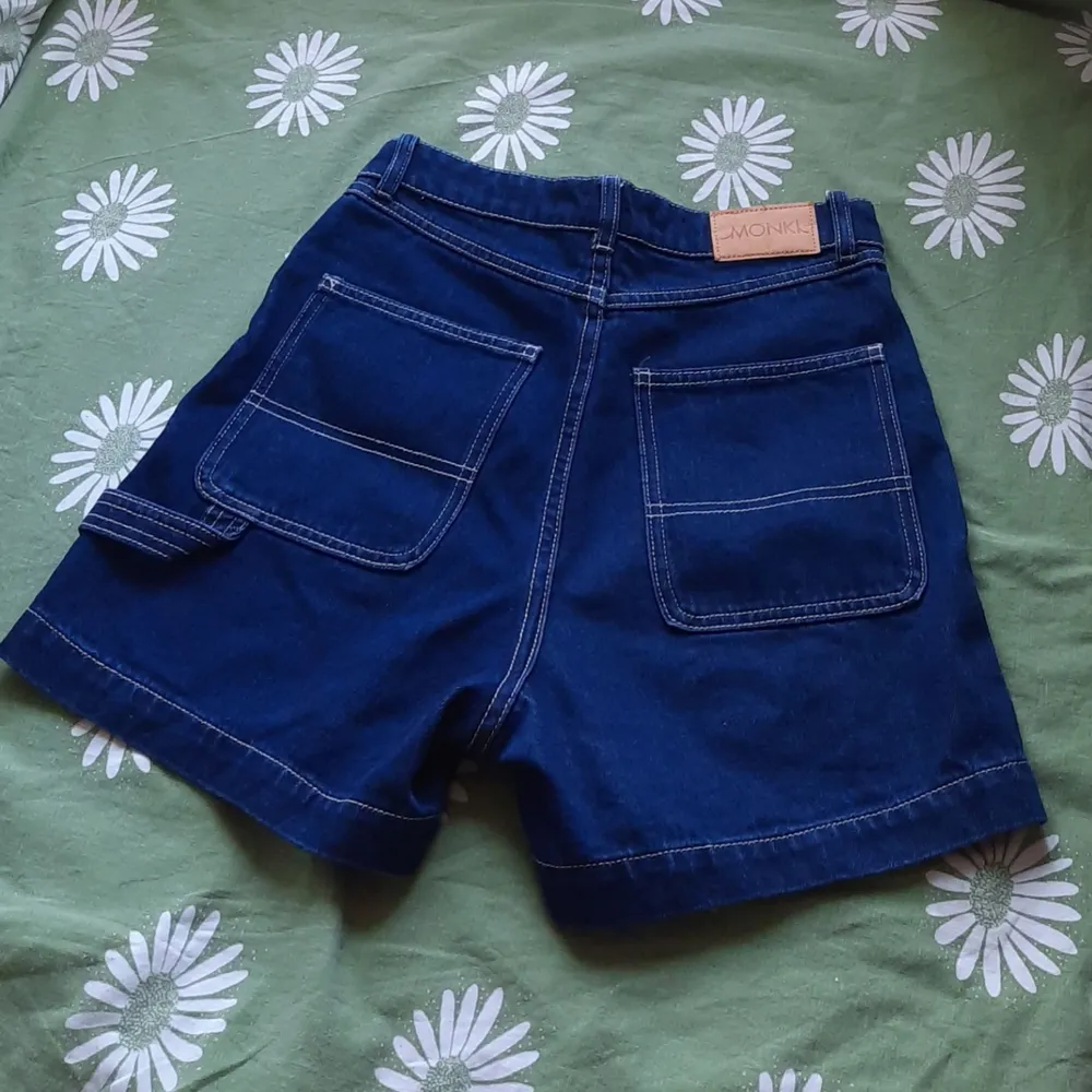 Mörkblå shorts från Monki, endast använda 2 gånger. Bara å skriva vid frågor! 💚. Shorts.