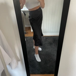 Midi kjol  - Säljer denna jättefina kjolen som jag endast har använt en gång så den är i jättebra skick. Storlek S från bershka. 