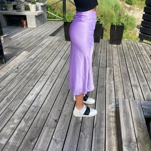 Siden kjol  - Oanvänd lila kjol med etikett kvar. Står ej för frakt 