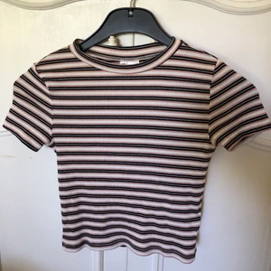 Hm Crop Top Small - Jättefin Crop Top från Hm i strl Small som jag tyvärr aldrig använt, den har endast blivit testad nån enstaka gång men annars legat i garderoben. Säljer för 60kr + frakt🤍swish