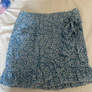 Jätte gullig kjol  - denhär kjolen är bara testad alltså är den i nyskick, säljer då den va för liten för mig, den är i storlek m men den är väldigt väldigt liten i storleken så skulle säga att det är en xs, 120kr inkl frakt