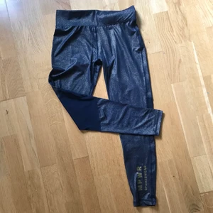Yogatights, M - MPWR gold glitter - Super comfy, like an extra skin of golden glitter (thread, so no fallout glitter!). Base is black w. blue hue, so your’ll look like a starsky ✨ High waist, thick waistband with elastic band, mesh back of the knee. Never used. Original price: 599sek. Brand: MPWR