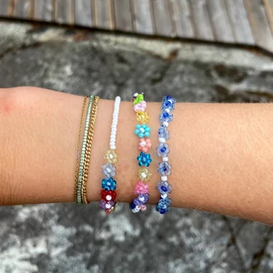 Pärlarmband med blommor - Jag säljer 3 handgjorda pärlarmband med blommor. Varje armband kostar 72kr och då är frakt inkluderad i priset. Man kan köpa separat eller flera!!