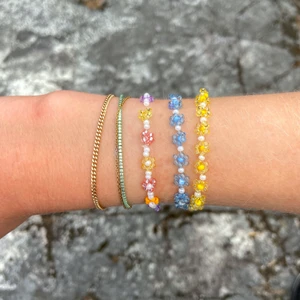 Pärlarmband med blommor - Jag säljer 3 olika handgjorda pärlarmband. Varje armband kostar 72kr, frakt är inkluderad i det priset. Armbanden är elastiska!!