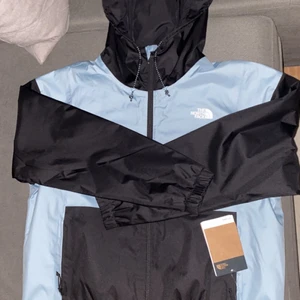 The north face - Helt ny tunnjacka från the north face, jättefin men för stor för mig! Köptes för 1499 prislapp finns kvar. Helt ny. BILLIGARE VID SNABB AFFÄR!