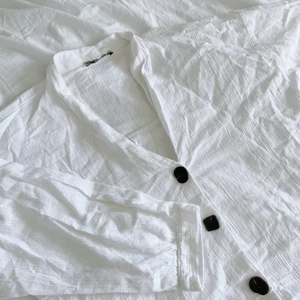 Mango blus - Flyttrensar garderoben så här kommer plagg jag inte använt på länge tyvärr, allt är fint skick 