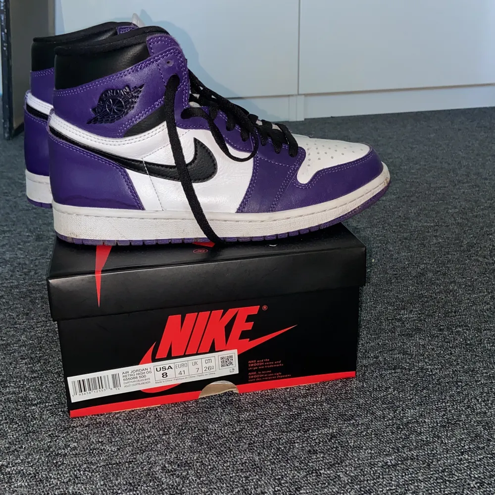 Hej!! Säljer mina Jordan 1 high court purple i storlek 41. Jag är en storlek 40 men dess passar perfekt, bra skick och inte så använda. Skulle säga att de är cond 8/10. På StockX ligger nya just nu på ca 3300kr. Skor.
