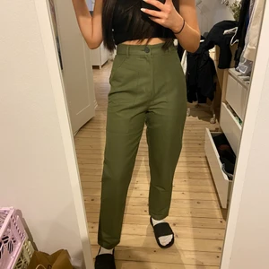 Gröna high-waist kostymbyxor  - Gröna high-waist kostymbyxor från Zara, aldrig använda 🖤 Frakt tillkommer, 63kr spårbart 🖤