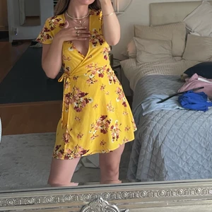 Klänning - Klänning ifrån hm som är sååå söt och perfekt längd! 