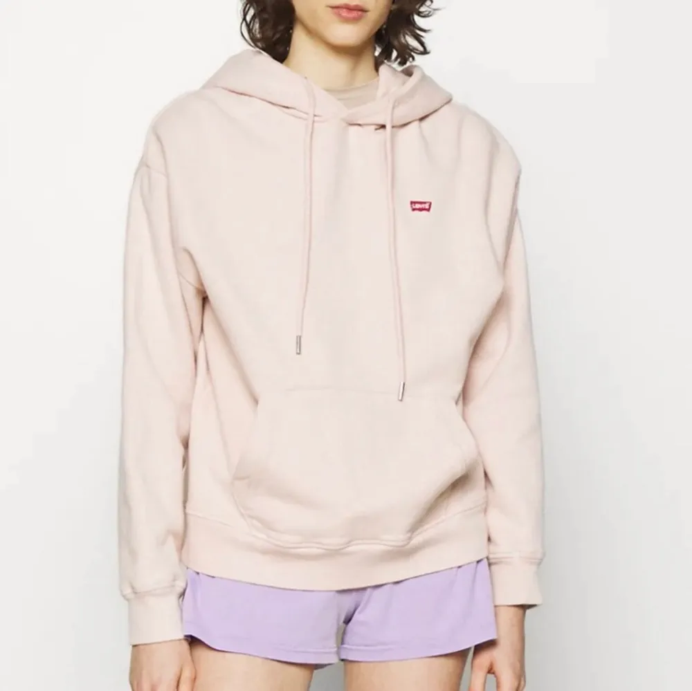 En superskön, ljusrosa Levis hoodie ( Womans ) i storlek XS ( men sitter mer ”baggy” ). Orginalpris: 699 kr och har endast används 2 gånger på grund av att den inte passar min stil. Första bilden är en lånebild.. Hoodies.