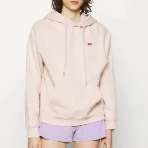 En superskön, ljusrosa Levis hoodie ( Womans ) i storlek XS ( men sitter mer ”baggy” ). Orginalpris: 699 kr och har endast används 2 gånger på grund av att den inte passar min stil. Första bilden är en lånebild.