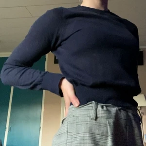 Stickad tröja från Zara - Säljer denna jättefina mörkblå stickade tröja från Zara för att jag ej använder den längre. Storlek M men passar även bra som S eller lösare passform på xs. 