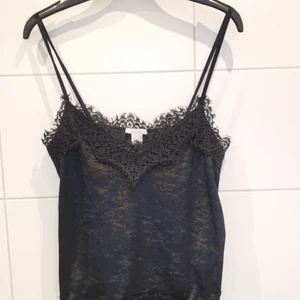 Svart linne i sammet  - Svart linne i sammet från H&M i storlek S. Detta linne är fint, skönt och endast använt vid två tillfällen 🥰 Frakt tillkommer 💕