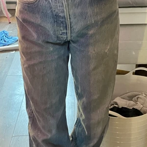 Levis Jeans  - Jätte fina Levis jeans, dom är lite sönderslitna på vissa ställen. 